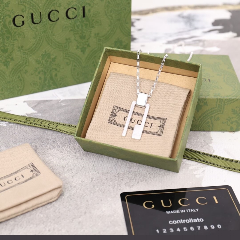 G*u*i necklaces